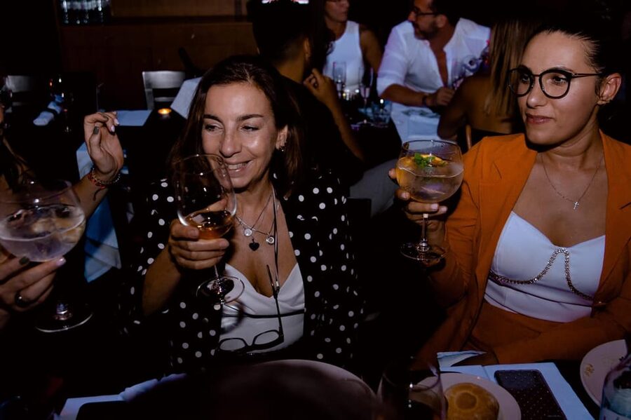 Lisbon: Erotic Cabaret Show and Dinner - Main courses with cabaret in the background