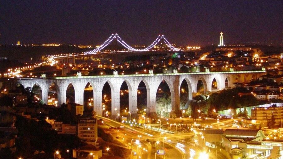 Lisbon: Evening City Tour with Dinner and Live Fado Show - Why Lisbon works so well after dark