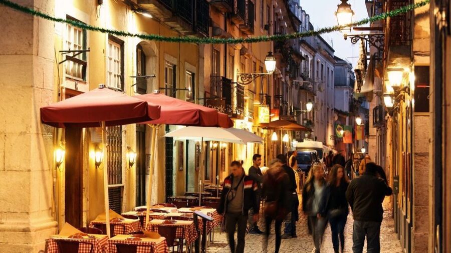 Lisbon: Evening City Tour with Dinner and Live Fado Show - Meeting at Parque Eduardo VII at 7:20 p.m.