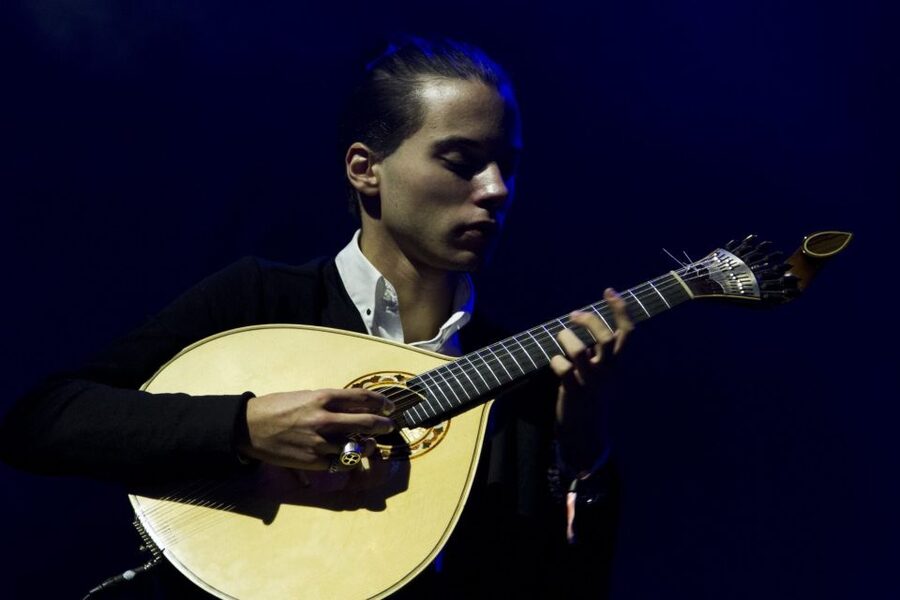 Lisbon: Evening City Tour with Dinner and Live Fado Show - Walking into Alfama’s narrow lanes