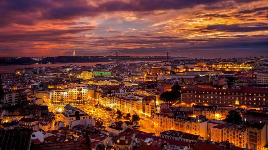 Lisbon: Evening City Tour with Dinner and Live Fado Show - Dinner and live Fado in a central neighborhood