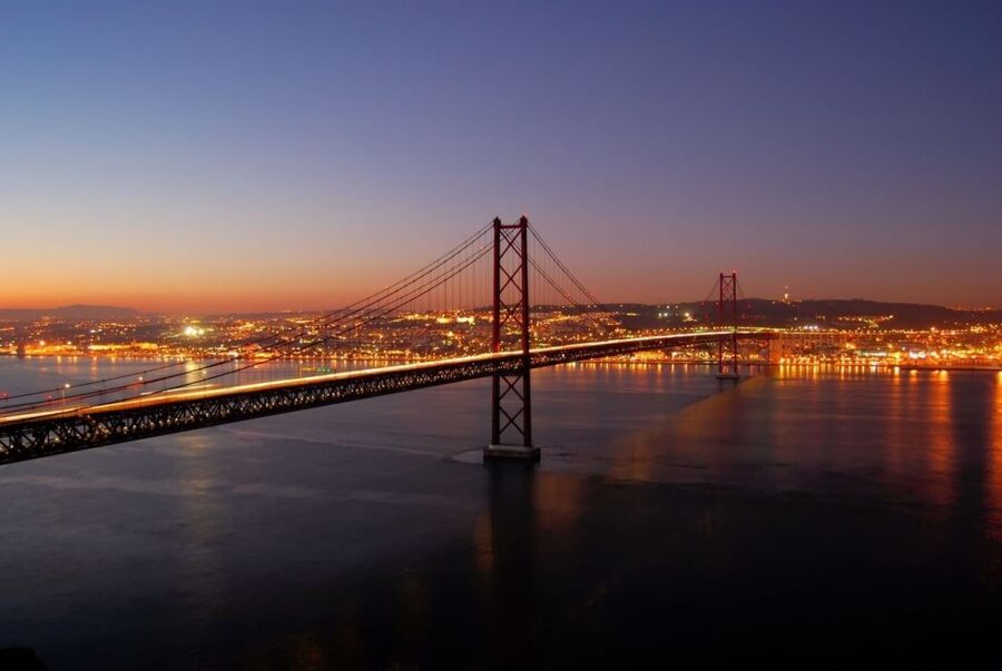 Lisbon: Evening City Tour with Dinner and Live Fado Show - Who will enjoy this four-hour evening?