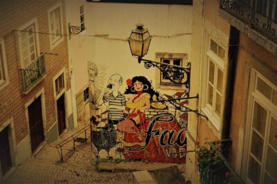 Lisbon Fado Experience: Walking Tour, Dinner and Live Music Show
