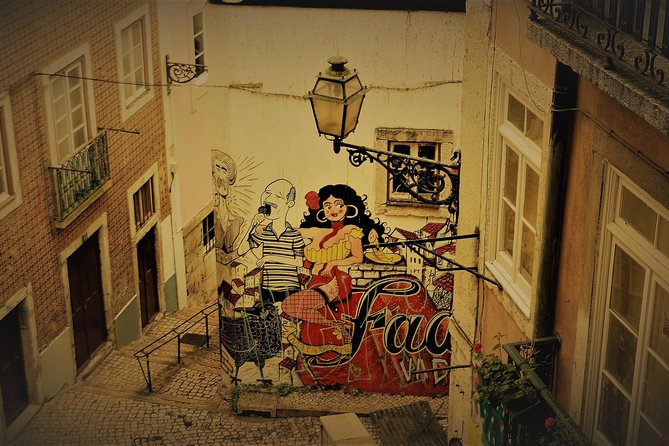 Lisbon Fado Experience: Walking Tour, Dinner and Live Music Show - What the guide adds to Alfama and Mouraria