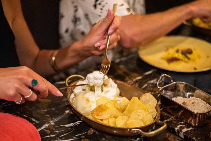 Lisbon: Fado & Food Tour with Live Show & Traditional Dinner - Ourives Petisqueira and the first taste of Lisbon