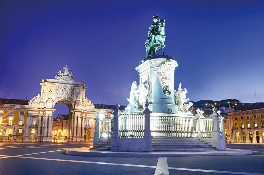 Lisbon: Fado Night Tour Dinner & Show - Downtown after the 1755 earthquake