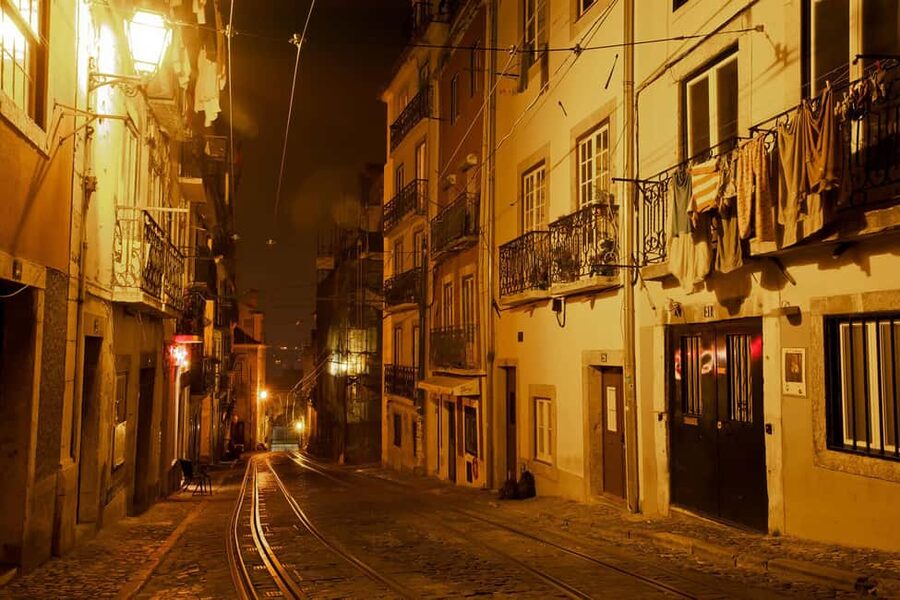 Lisbon: Fado Show with Dinner and City Tour - The illuminated National Pantheon