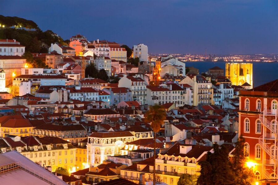 Lisbon: Half-Day Night Group Tour w/ Fado Dinner Show - Lisbon by night, from Pombal to the old center