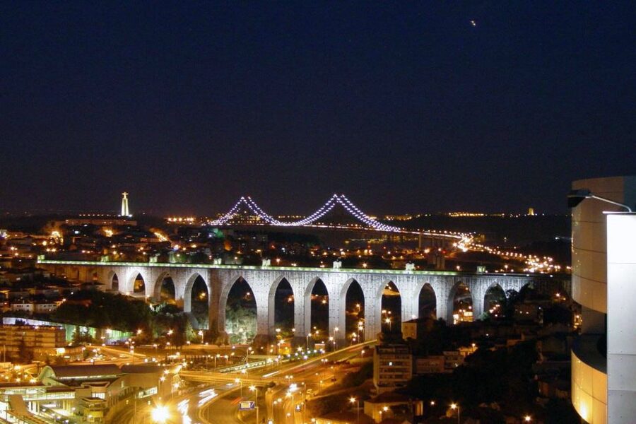 Lisbon: Half-Day Night Group Tour w/ Fado Dinner Show - Dinner is the part to assess carefully
