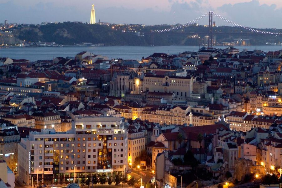 Lisbon: Half-Day Night Group Tour w/ Fado Dinner Show - Practical details before you reserve