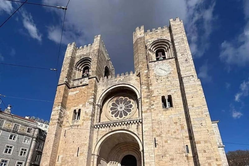 Lisbon: Live Fado Show in Historic Alfama with Port Wine - Entering the show and finding your seat