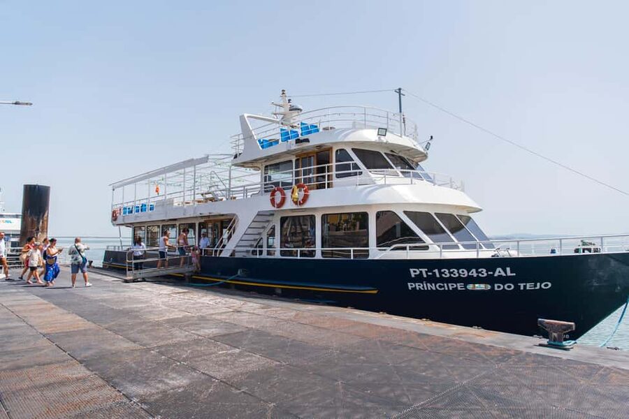 Lisbon: Tagus River Dinner Cruise with Fado Show - Key points before you book