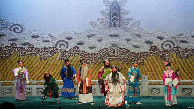 Liyuan Theater Beijing Opera Show Tickets - Watching the makeup take shape