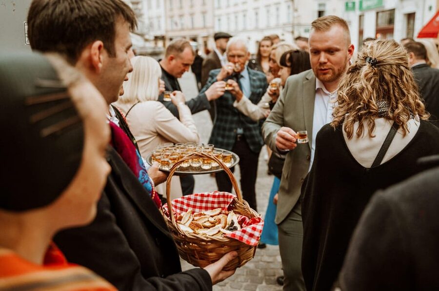 Ljubljana: Traditional Slovenian Dinner and Show - A Slovenian welcome with schnapps and dried fruit