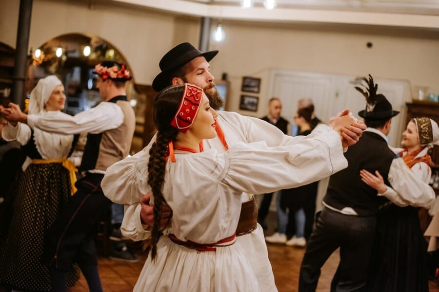 Ljubljana: Traditional Slovenian Dinner and Show - Folk dancers show Slovenia by region