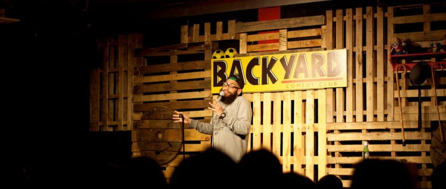 London: Friday Night at The Backyard Comedy Club - Practical rules that shape the evening
