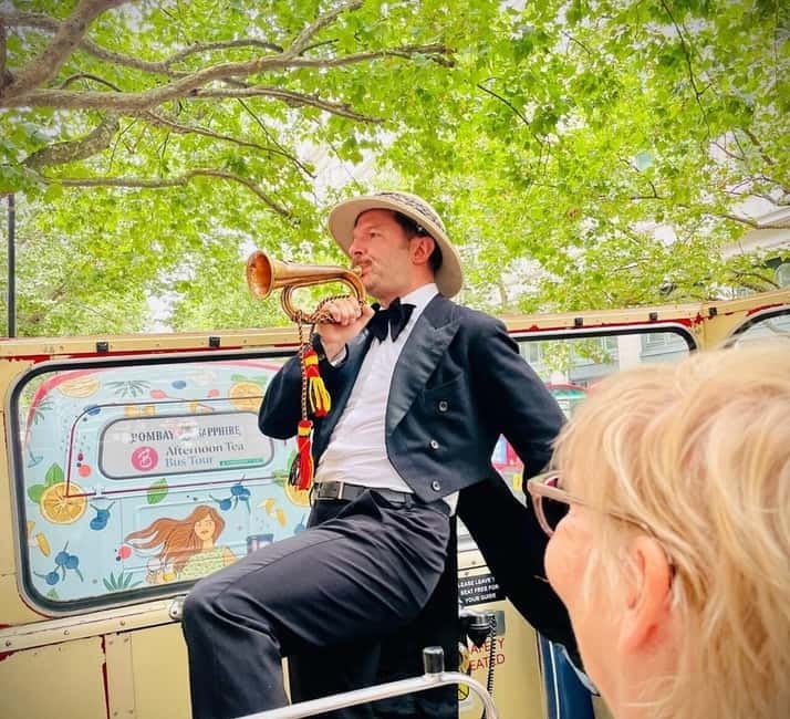 London Vintage Bus Tour: Live Comedy Sightseeing Show - Why the live guides matter