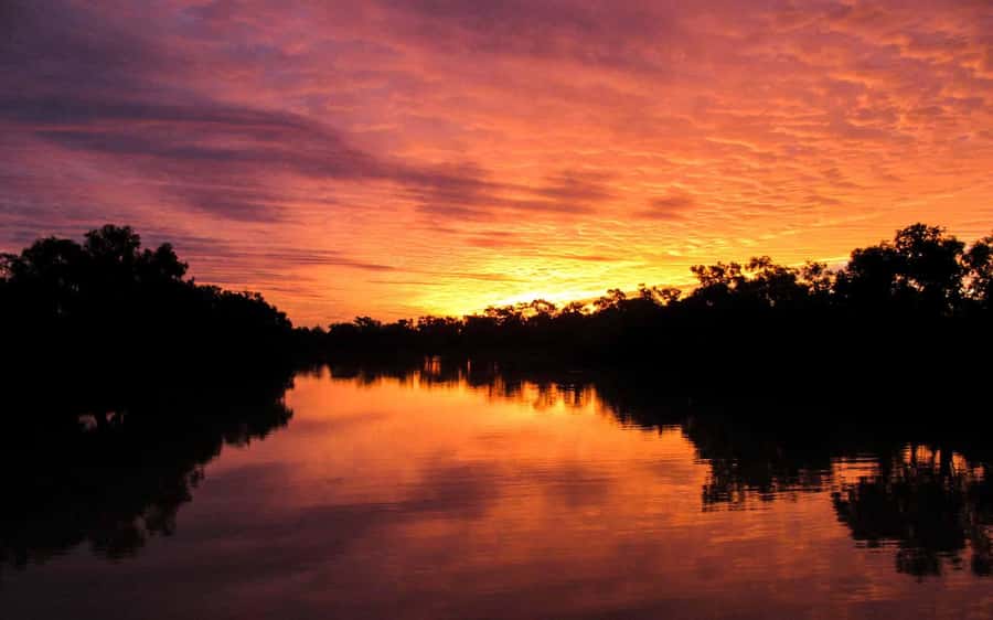Longreach: Sunset Paddlewheeler Cruise, Show and Dinner - Boarding the Thomson Belle