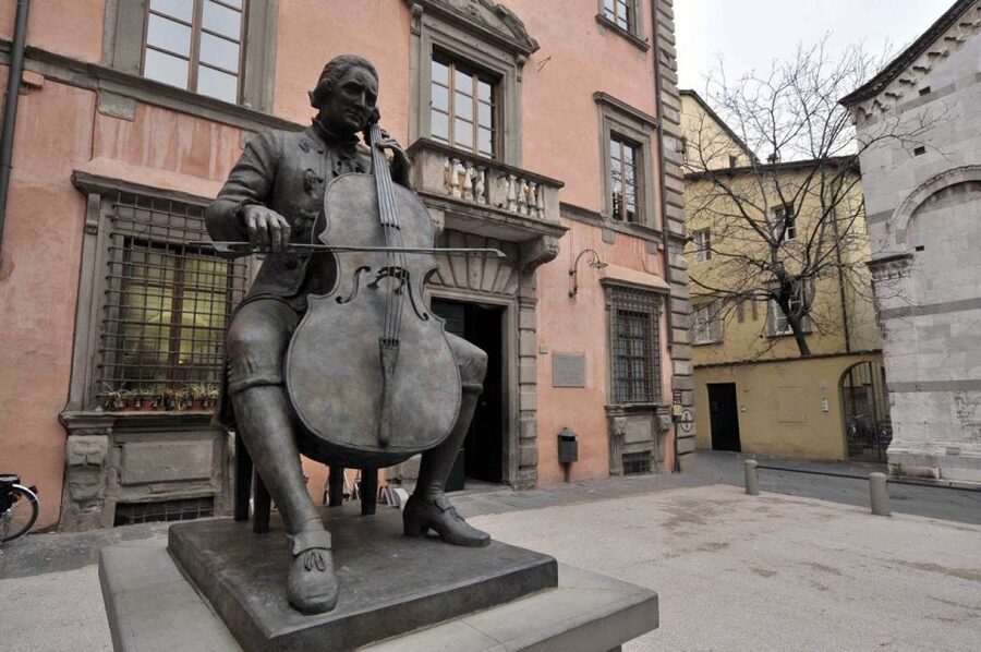Lucca: Musical Walking Tour with Puccini Museum Visit - Key details at a glance