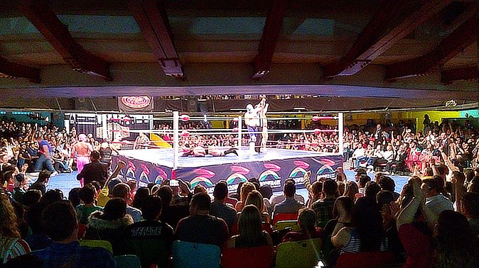 Lucha Libre wrestling show, tacos and beer with artist - What the guides add to the night
