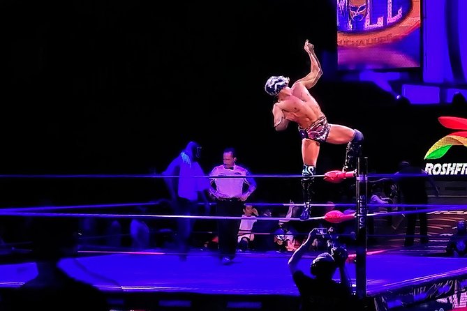 Lucha Libre wrestling show, tacos and beer with artist - Entering Arena México and finding your place