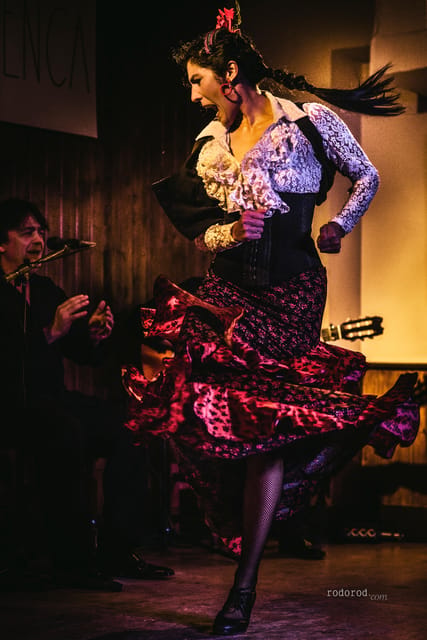 Madrid: Local Flamenco Show at El Cortijo - Getting inside and finding the room