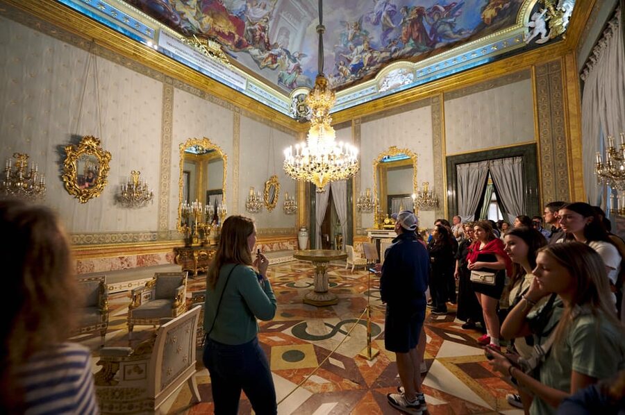 Madrid: Royal Palace Tour, Flamenco Show, & Tapas with Drink - Inside Torres Bermejas Tablao