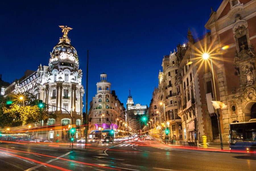 Madrid: Sunset Walking Tour with Optional Flamenco Show - Madrid de los Austrias and the old center