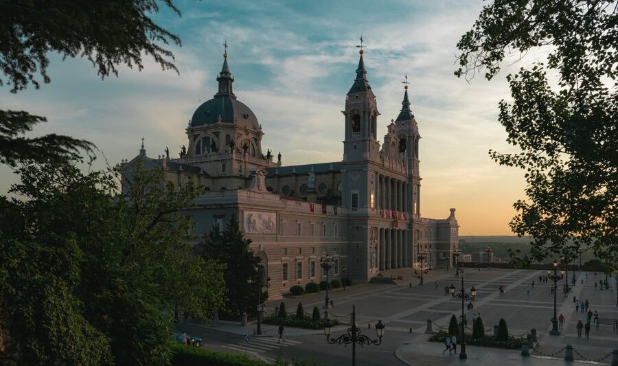 Madrid: Sunset Walking Tour with Optional Flamenco Show - Gran Vía, Metropolis, and Telefónica
