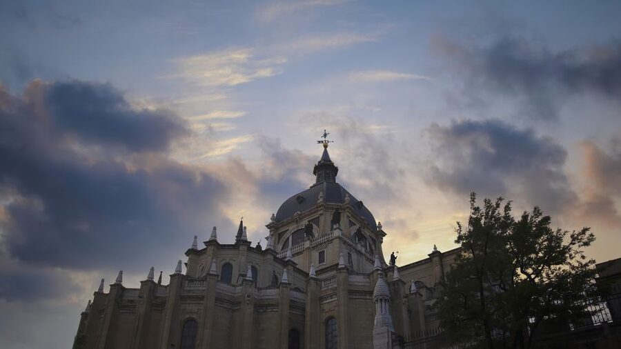 Madrid: Sunset Walking Tour with Optional Flamenco Show - San Miguel Market and the 1.5-hour pause