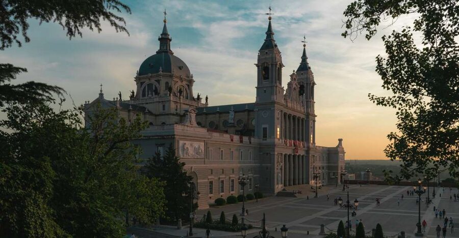 Madrid: Sunset Walking Tour with Optional Flamenco Show - Adding flamenco and dinner