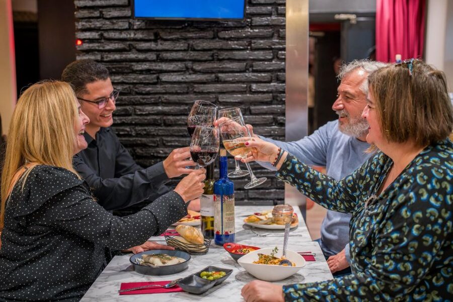 Malaga: Show and Food at Alegría Flamenco and Restaurant - Choosing between the chef menu and tapas
