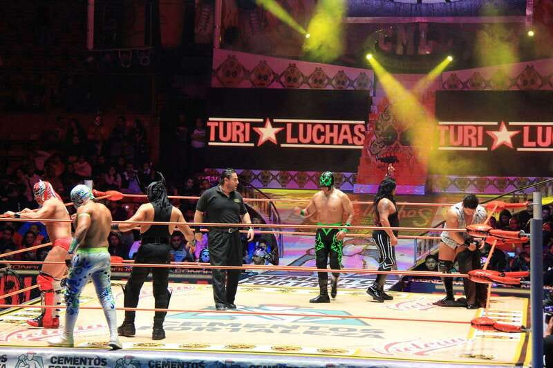 Mexico City: Turiluchas Amazing Wrestling Show - Meeting the Turibus host at Reforma 222