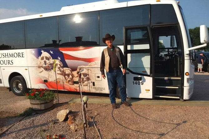 Mount Rushmore and Black Hills Tour with Two Meals and a Music Variety Show - Needles Highway puts the coach to the test