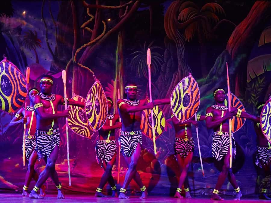 Nairobi: Cabaret Show with Dinner at Safari Park Hotel - Practical timing and booking advice