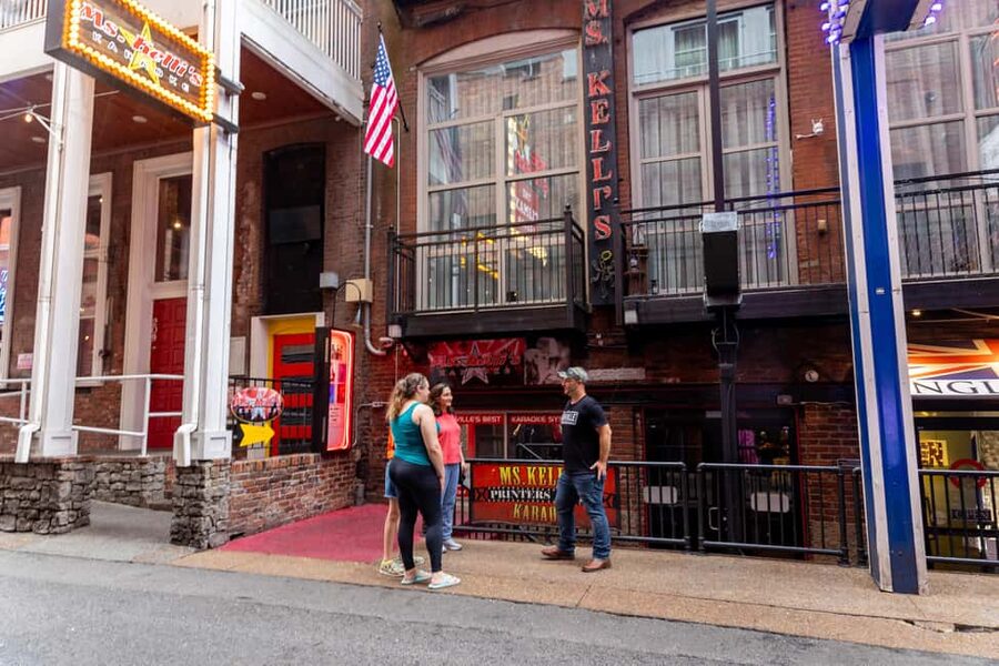 Nashville: The Ryman, Tootsies, Broadway, & Printer's Alley - Why this short Nashville walk works