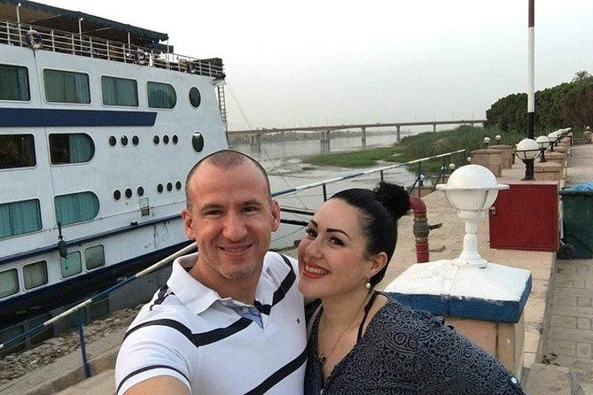 Night Dinner Nile cruise with belly dancer and folklore show - Dinner: Egyptian food with a variable format