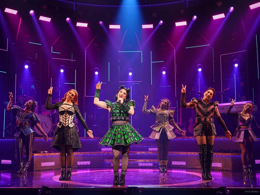 NYC: SIX the Musical on Broadway - Meeting Catherine of Aragon and the first queens
