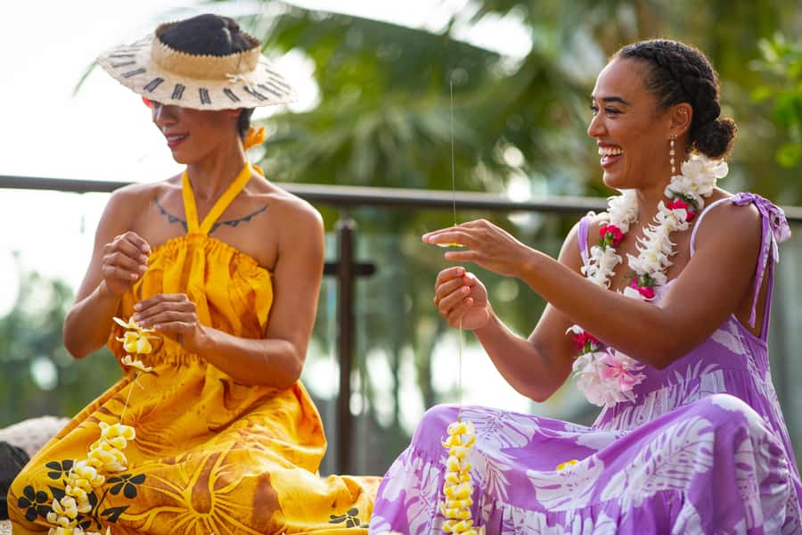 Oʻahu: Nā Lei Aloha Lūʻau & Dinner or Cocktail Show Option - Your lei greeting and welcome drink