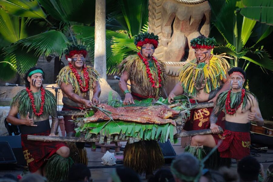 Oahu: Chief's Luau Dinner Show - A Waikiki evening built around participation