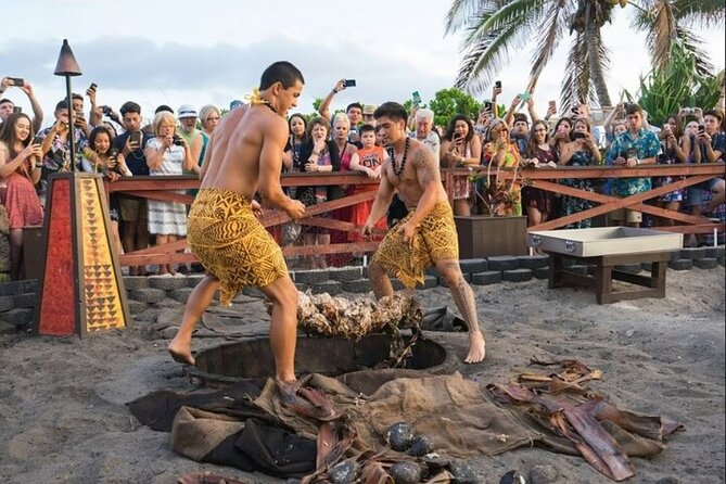 Oahu: Germaine's Luau - The buffet: Hawaiian flavors with familiar choices