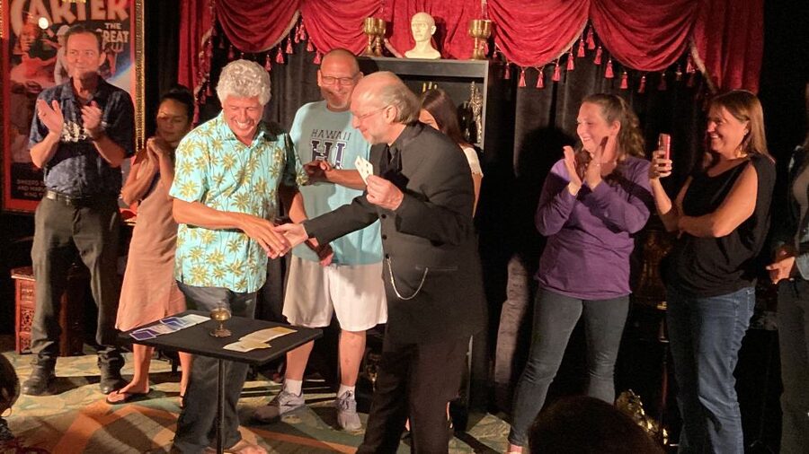 Oahu: Hilton Waikiki Beach Hotel Magical Mystery Show - Why the small room changes the experience