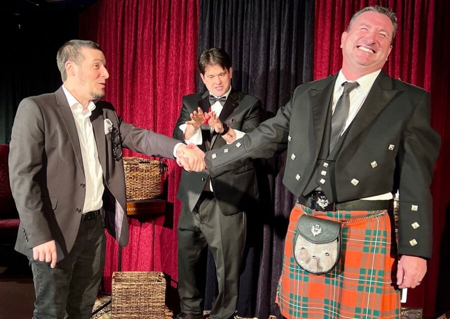 Oahu: Hilton Waikiki Beach Hotel Magical Mystery Show - The charitable side of the ticket