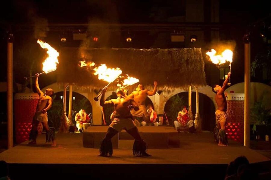 Oahu: Hilton Waikiki Starlight Luau - A Welcome Mai Tai and the Group Hula Lesson
