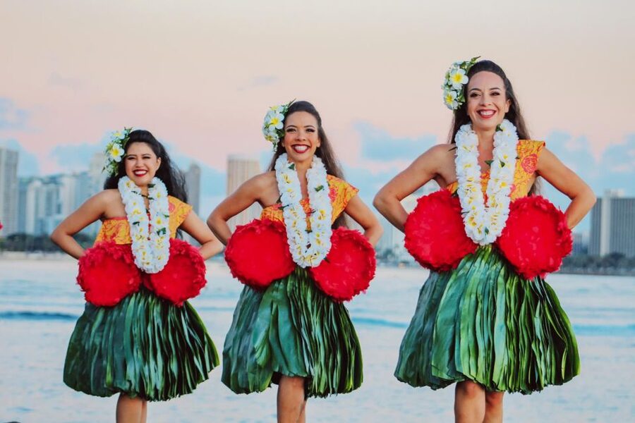 Oahu: Ka Moana Luau Dinner and Show at Aloha Tower - Your first hour: lei greeting and cultural activities