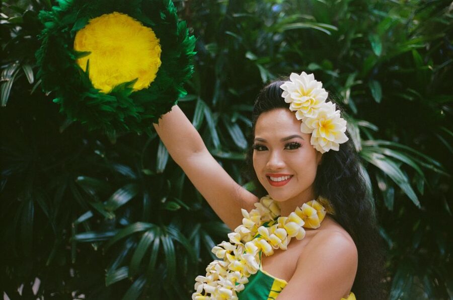 Oahu: Pa'ina Luau Waikiki at Waikiki Beach Marriott Resort - Hawaiian music, lei making, and small cultural activities