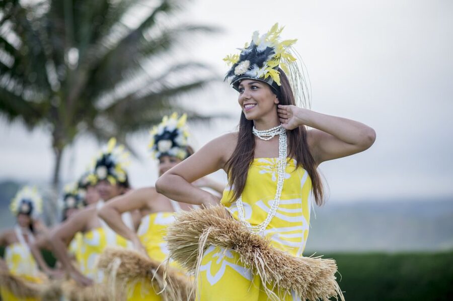 Oahu: Queens Waikiki Luau - Finding the luau inside International Market Place