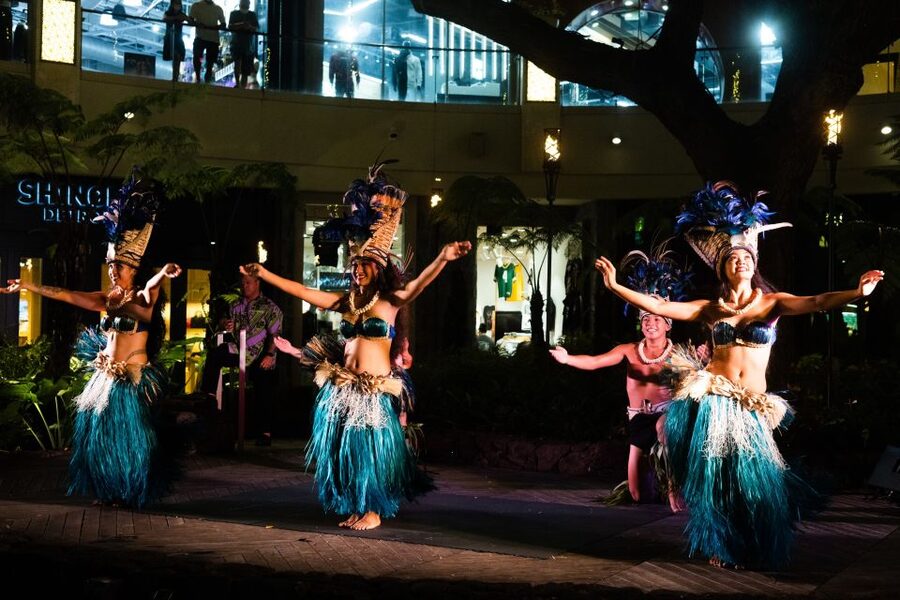 Oahu: Queens Waikiki Luau - The first part: lei, hula, and cultural activities