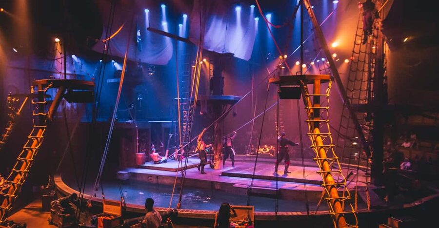 Orlando: Pirates Adventure Dinner Show with Drinks - What happens during the 90-minute dinner show