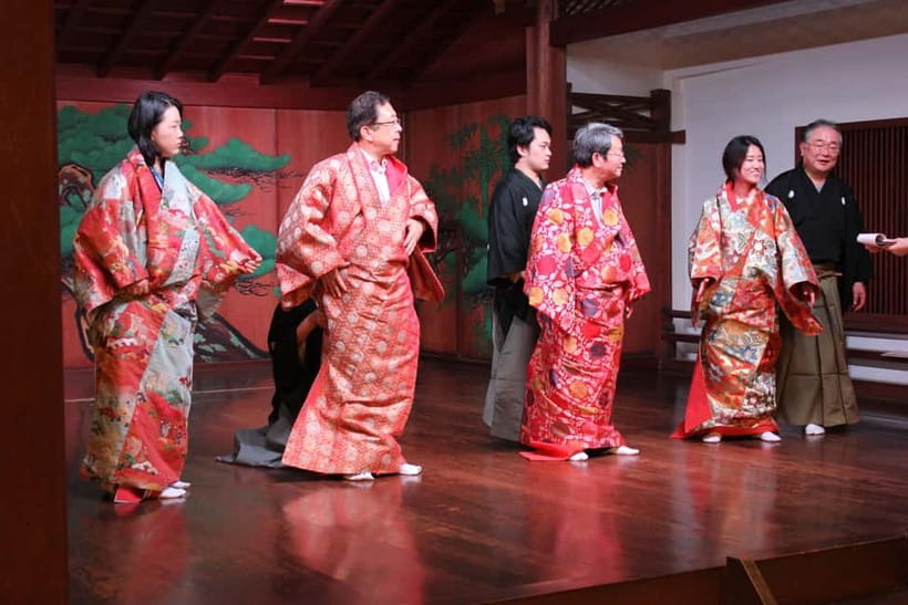 Osaka: Noh Performance with English Subtitles and Workshop - Why this Noh performance works for first-time viewers